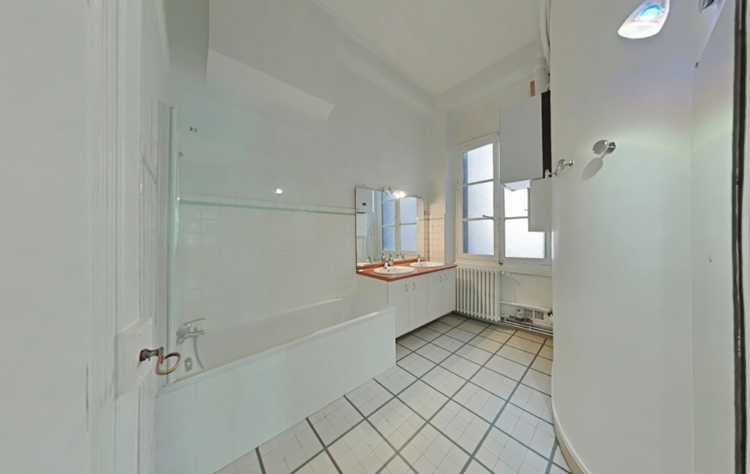 Annonces CALUIRE : Apartment | LYON (69002) | 120 m2 | 1 800 € 